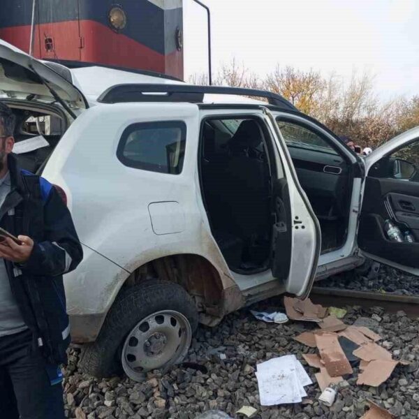 Malatya'da yük treni ile aracın çarpışması-1