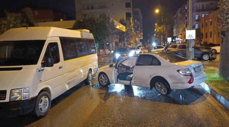 Manavgat'ta iki otomobil çarpıştı biri duran minibüse çarparak durabildi 1