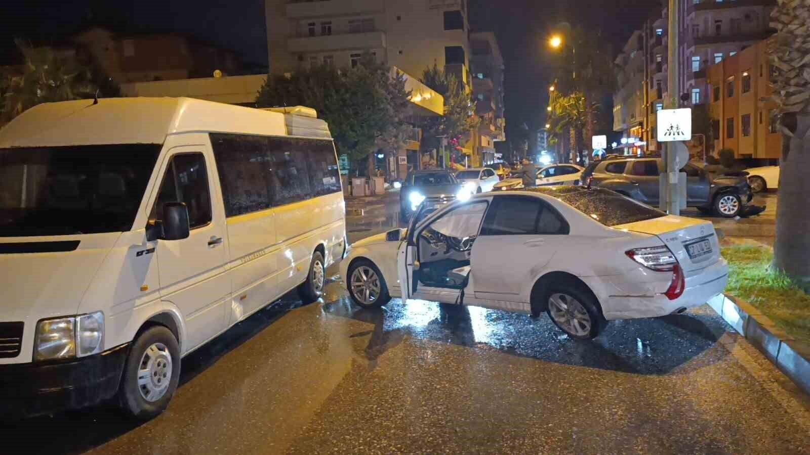 Manavgat’ta iki otomobil çarpıştı biri duran minibüse çarparak durabildi