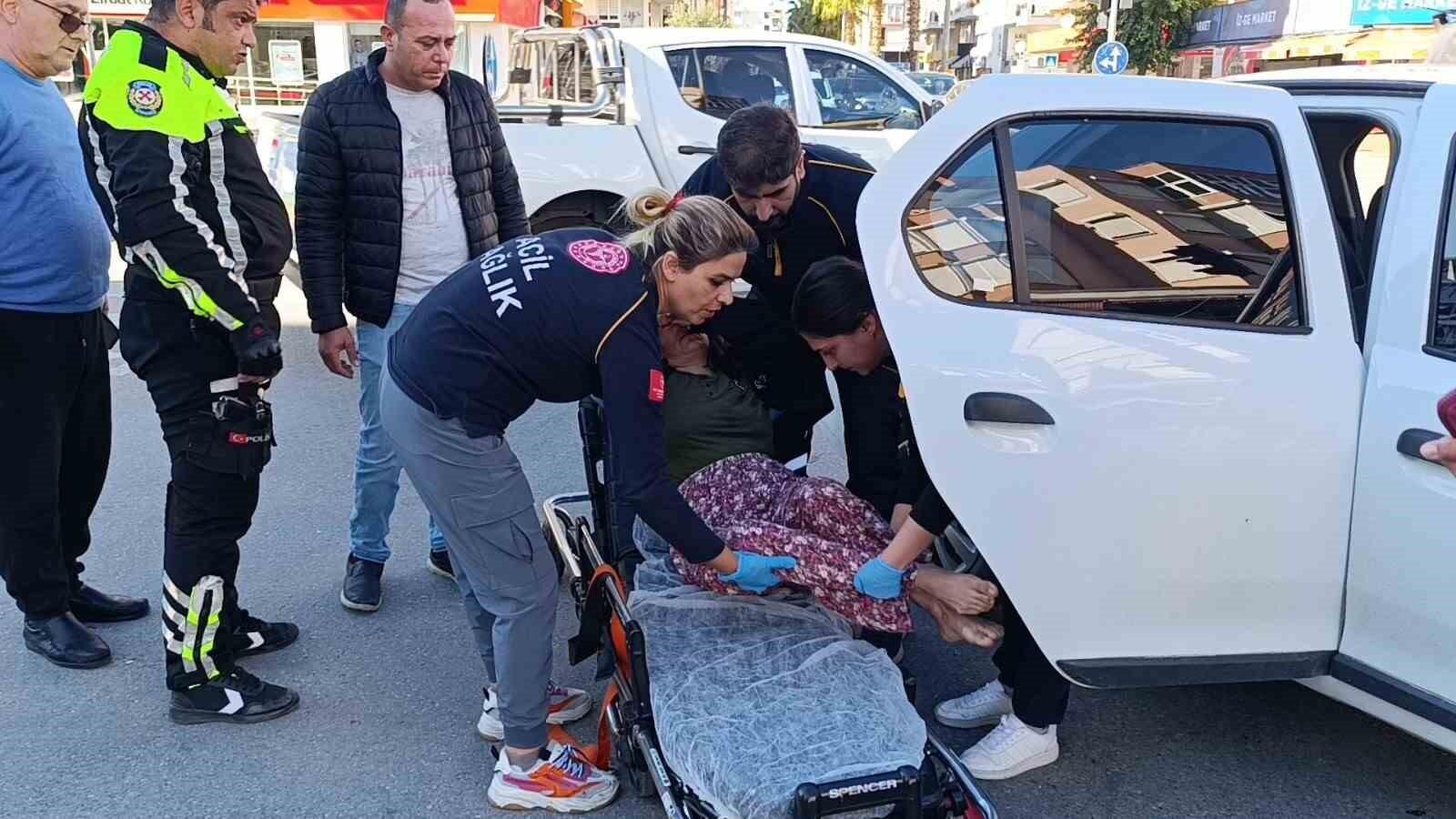 Manavgat’ta Kırmızı ışıkta geçirmek isterken karısına yetişmek için çarpışan otomobile 3 yaralı