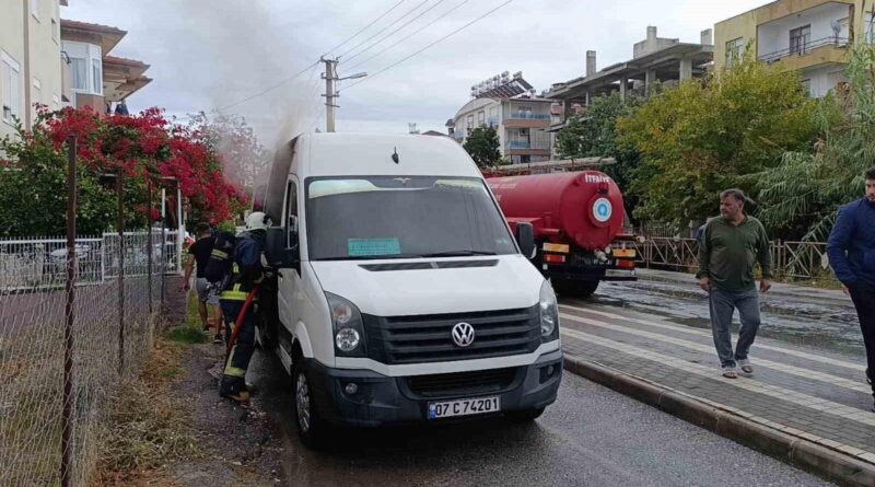 Manavgat'ta Park Halindeki Okul Servisi Yangın Sonucu Kullanılamaz Hale Getirdi 1