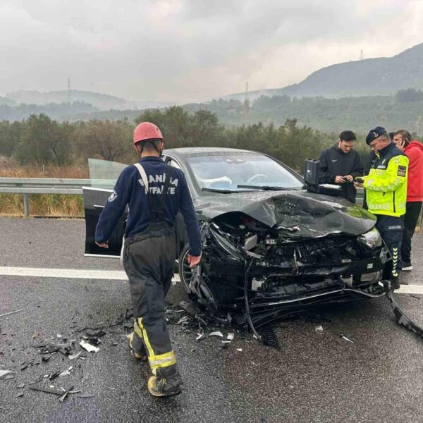 Manisa'da sis ve yağış nedeniyle trafik kazaları-1