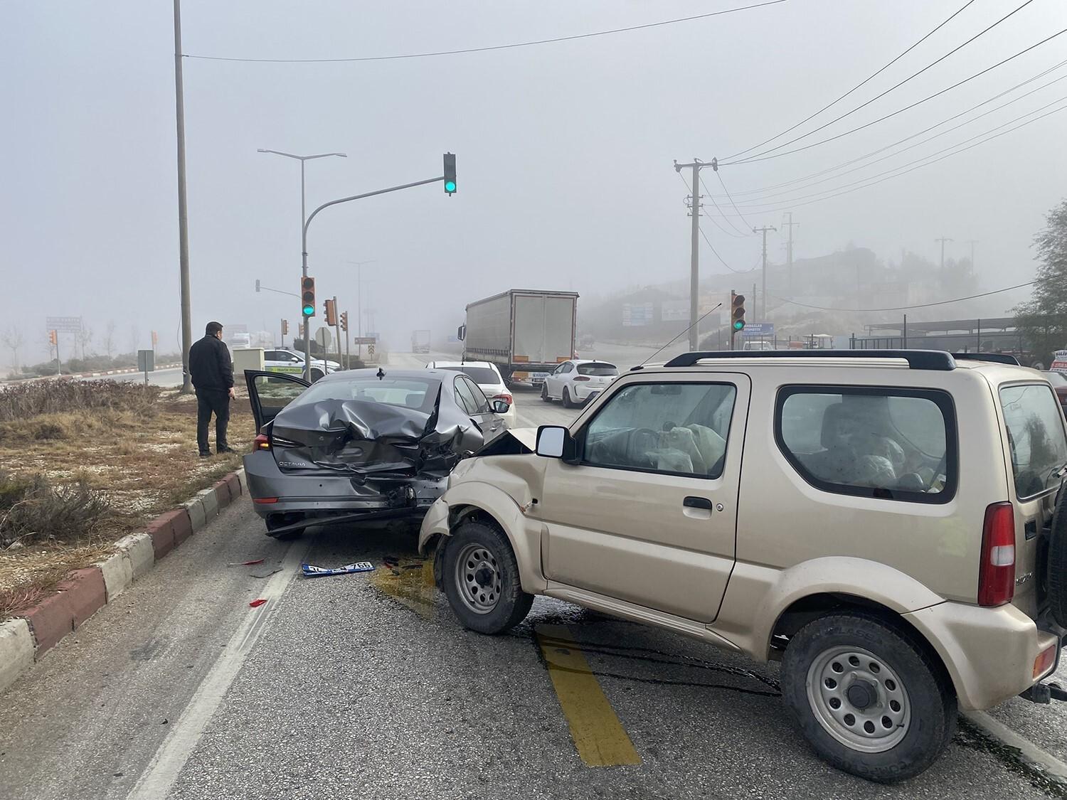 Manisa’da Sisli Havada 3 Araçlı Trafik Kazası