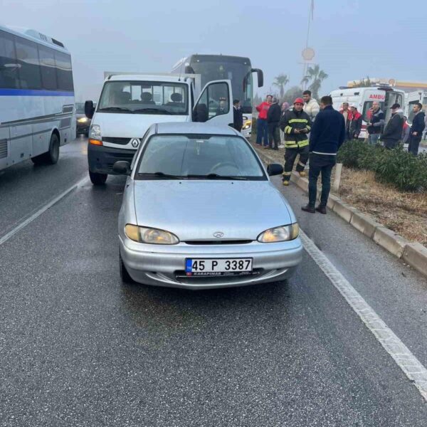 Manisa'da yağışlı ve sisli hava nedeniyle 14 trafik kazası-4