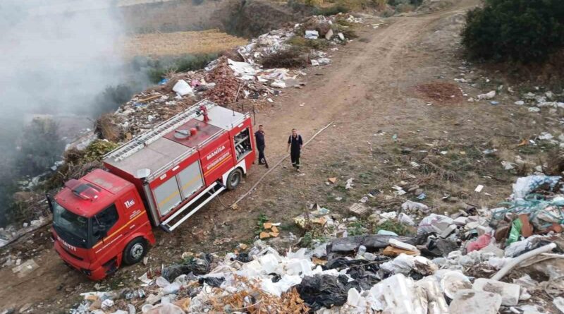 Manisa Sarıgöl Emcelli Mahallesi'ndeki Çöplükte Yangın 1