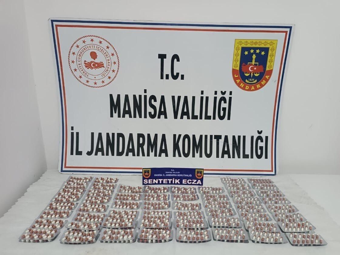 Manisa Yunusemre’de Jandarma 1218 Adet Sentetik Eczacılık Hap Ele Geçiriyor