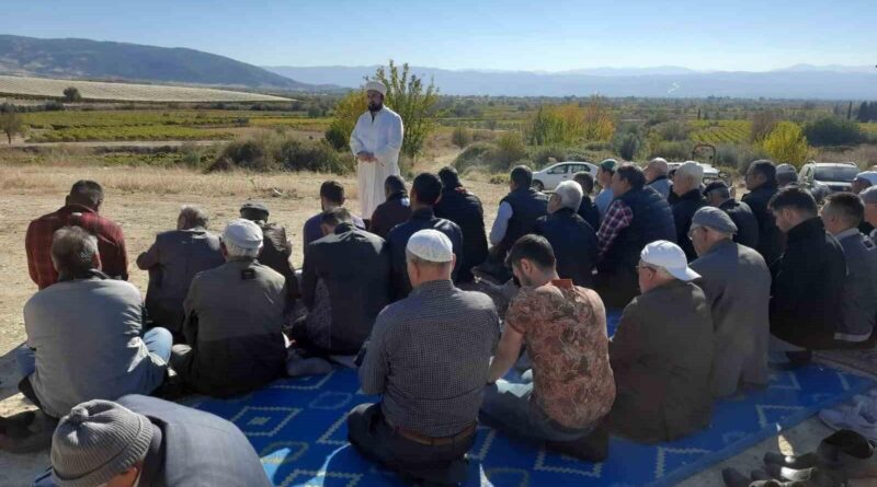 Manisa’da vatandaşlar yağmur duasına çıktı 1