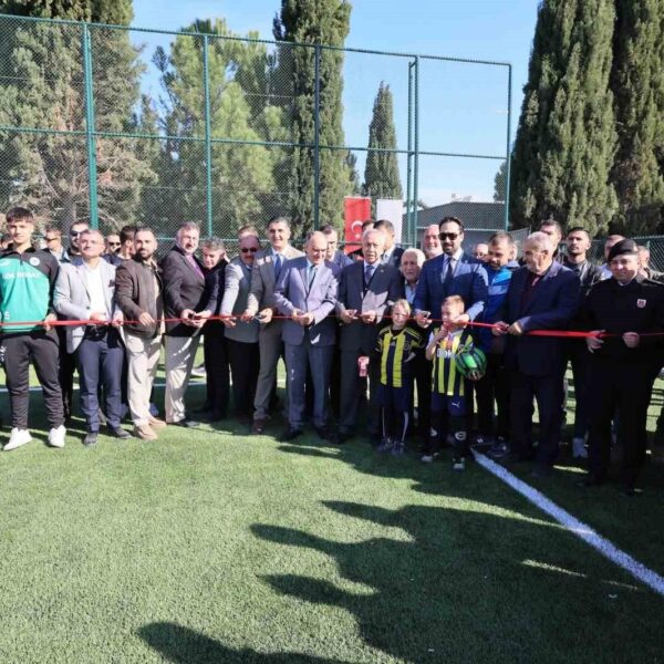 Manisa’ya 245 seyircili yeni futbol sahası kazandırıldı
-11