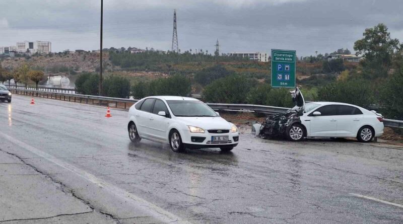 Mersin'de Otomobil Refüje Çarptı 4 Kişi Yaralandı 1