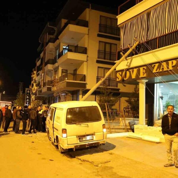 Minibüsteki yaralıların ambulansla hastaneye kaldırılması-3