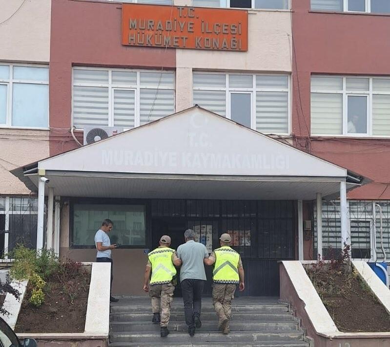 Muradiye’de Jandarma 5 Düzensiz Göçmeni Yaptı