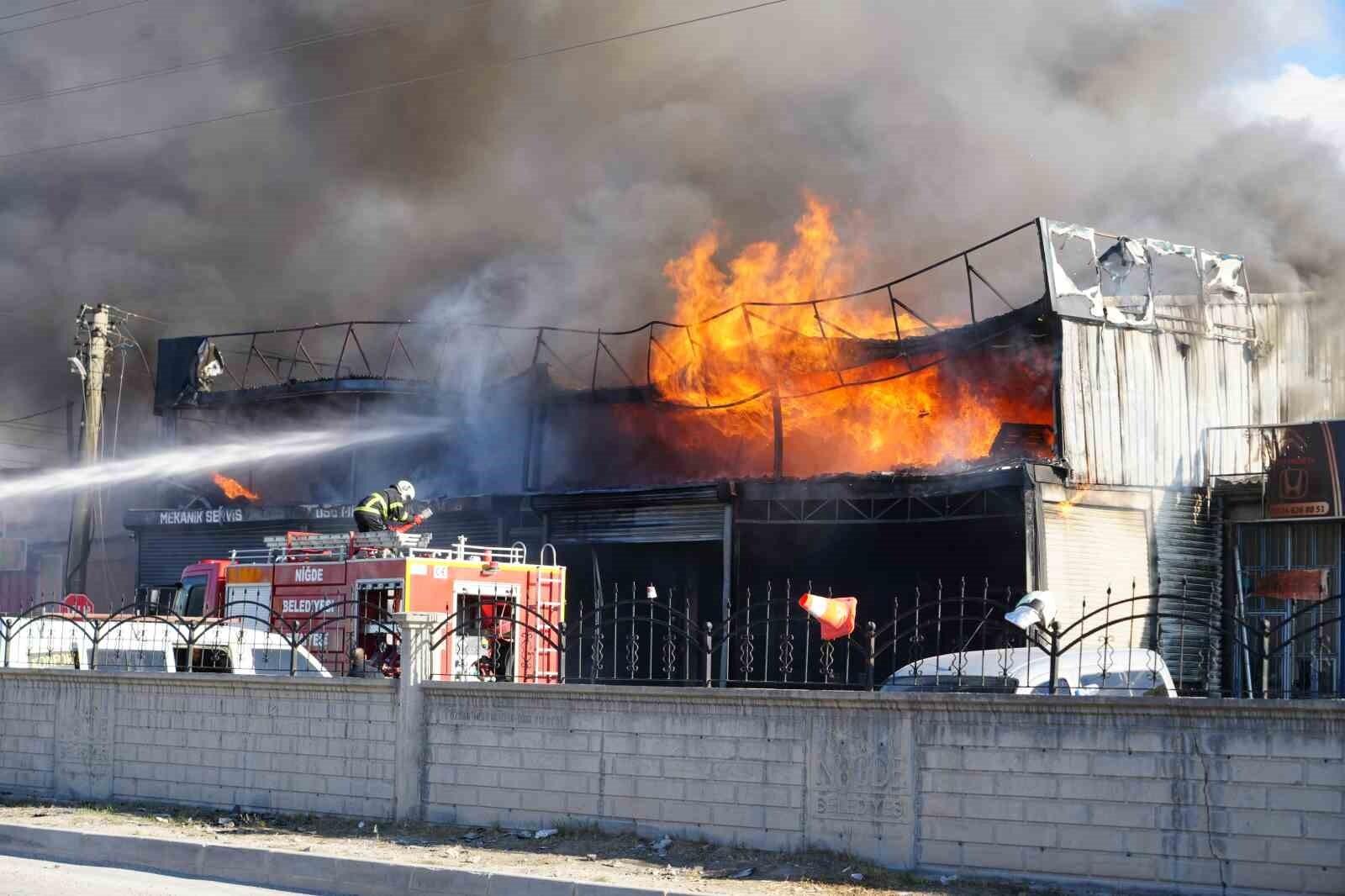 Niğde Ata Sanayi’deki Otomobil Tamirhanesinde Yangın