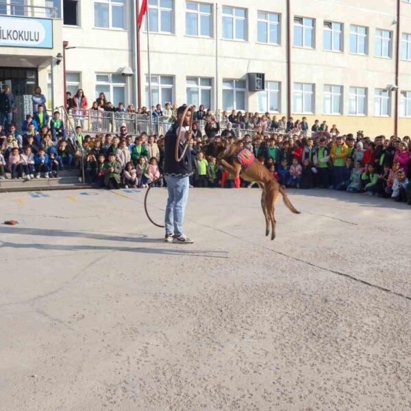 Öğrencilerle jandarma maskotu ve köpek unsurları eşliğinde eğlenceli bir interaktif gösteri-2