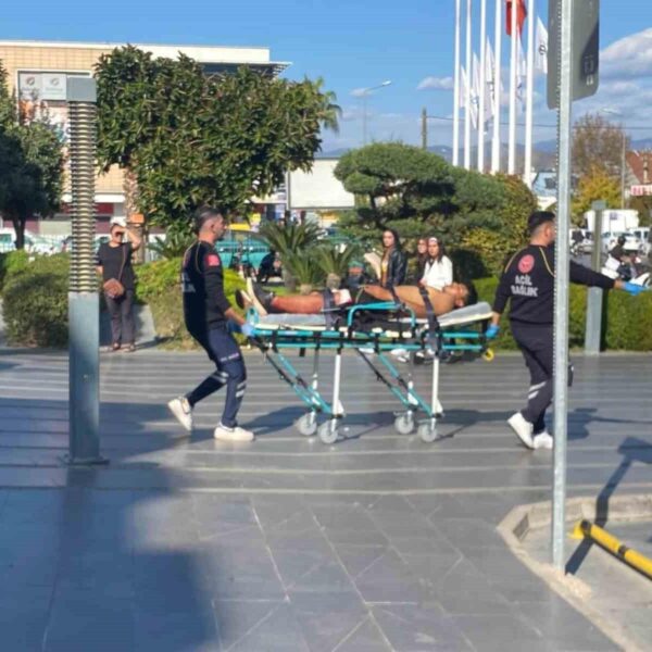 Olay yerine çağrılan ambulansla yaralı genç hastaneye kaldırıldı.-1