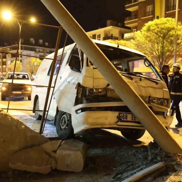 Olay yerine gelen polis, sağlık ve elektrik arıza ekipleri-4