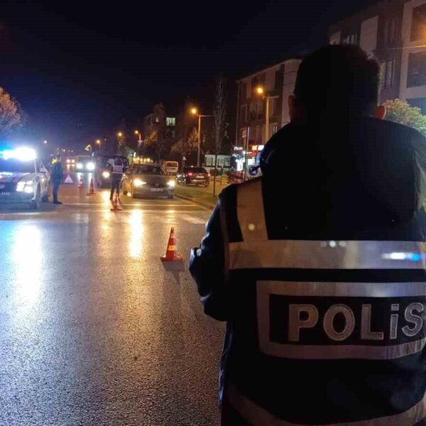 Polis ekipleri halk otobüslerinde vatandaşlara GBT sorgusu yaptı-3