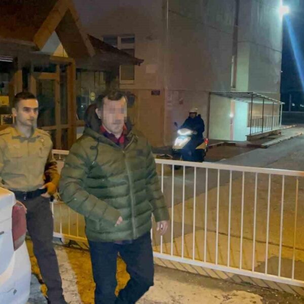 Polis ekipleri sırasında kopya düzeneği ile yakalanmış ehliyet sınavınıza giren aday-2