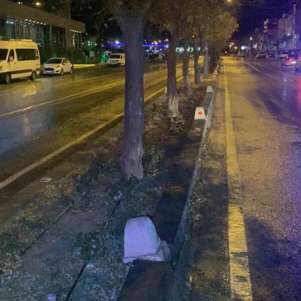 Polis ve sağlık ekiplerinin kazayla ilgilendiği an