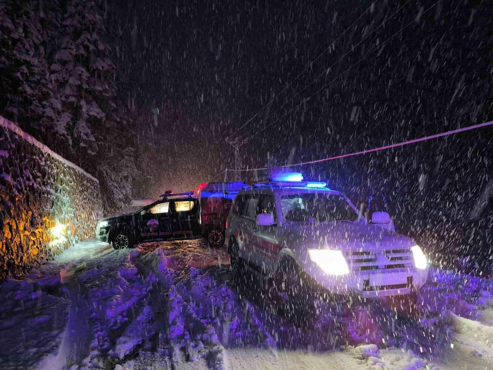 Rize İkizdere’de Karlı Yolda Kayarak Dereye Düşen Kamyonette 3 Kişi Yaralandı