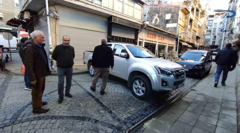 Rize Pazar'da parkomat uygulamasına karşı esnaf trafiği kilitliyor 1