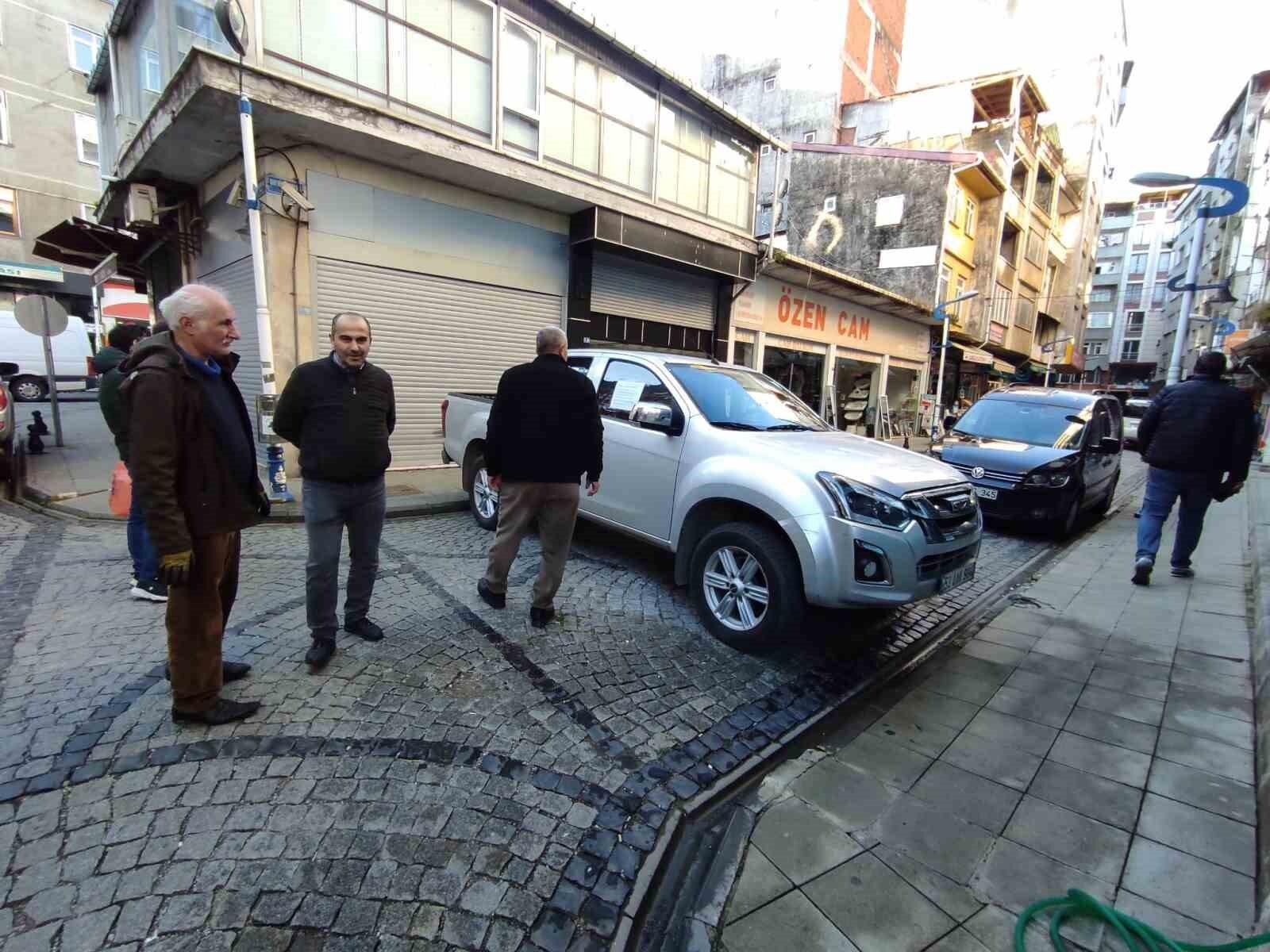 Rize Pazar’da parkomat uygulamasına karşı esnaf trafiği kilitliyor