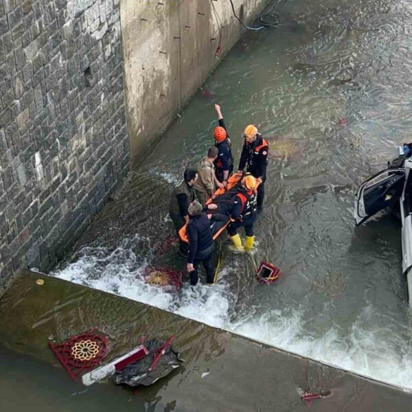 Rize’de öğrenci servisi ile çarpışan cip dereye uçtu: 10 yaralı-resim-1