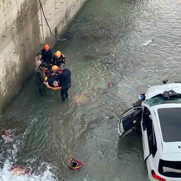 Rize’de öğrenci servisi ile çarpışan cip dereye uçtu: 10 yaralı-resim-2