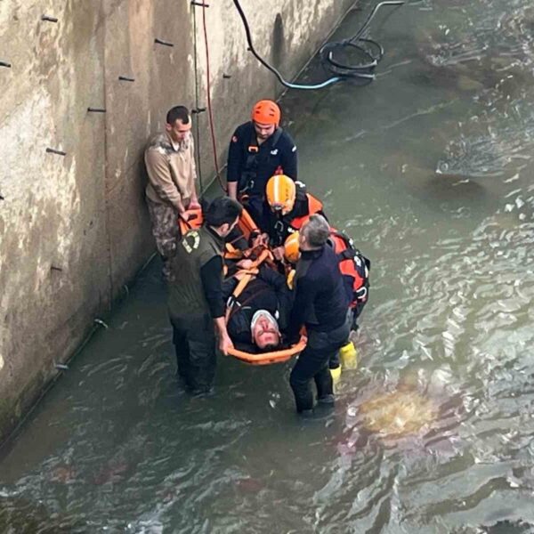 Rize’de öğrenci servisi ile çarpışan cip dereye uçtu: 10 yaralı-resim-3