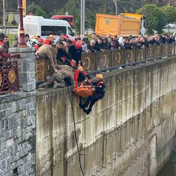 Rize’de öğrenci servisi ile çarpışan cip dereye uçtu: 10 yaralı-resim-4