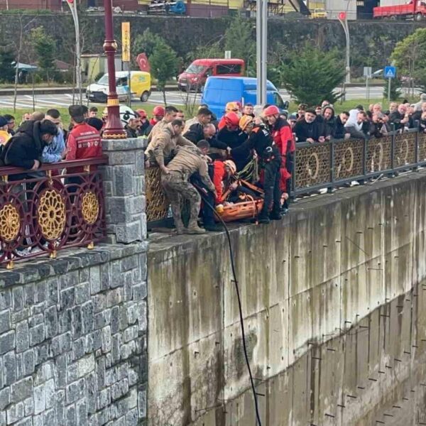 Rize’de öğrenci servisi ile çarpışan cip dereye uçtu: 10 yaralı-resim-5