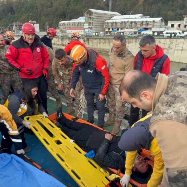 Rize’de öğrenci servisi ile çarpışan cip dereye uçtu: 10 yaralı-resim-7