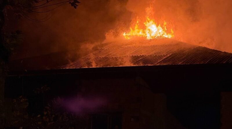 Sakarya Kocaali'nde C.C.'ye Ait Bina Çatısı Alev Topuna Dönüp Itfaiye Ekipleri Taradı 1