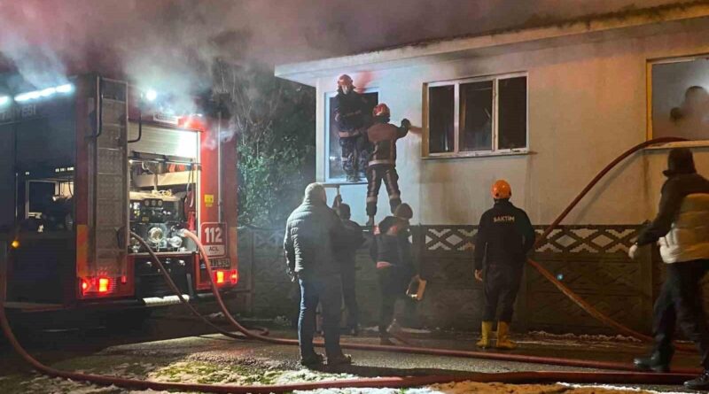 Sakarya'nın Akyazı ilçesinde çıkan yangında ev kullanılamaz hale geldi 1