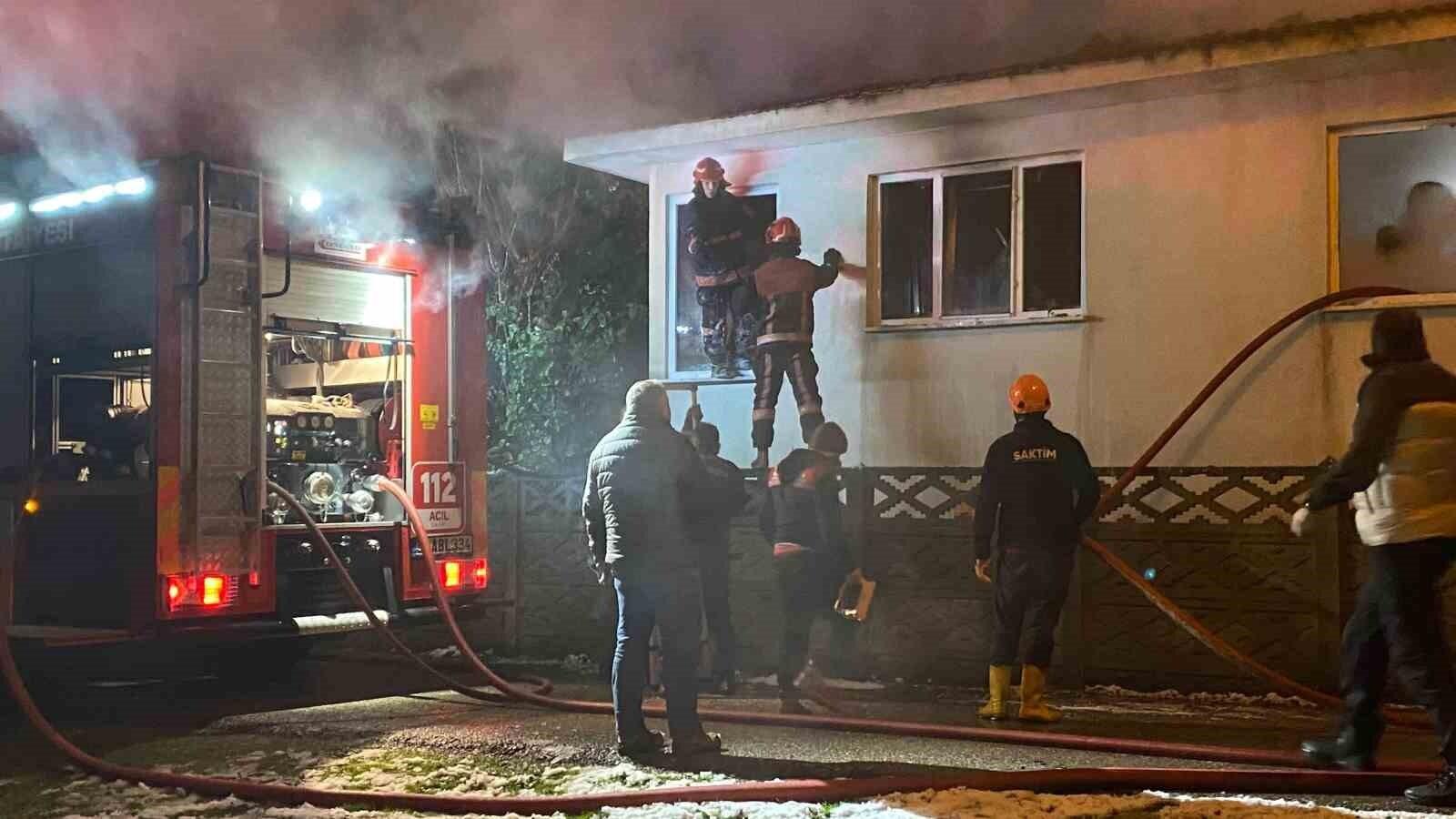 Sakarya’nın Akyazı ilçesinde çıkan yangında ev kullanılamaz hale geldi