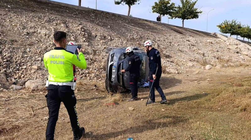 Şanlıurfa'da 06 BYD 252 plakalı Opel şarampole devrilerek 3 kişi yaralandı 1