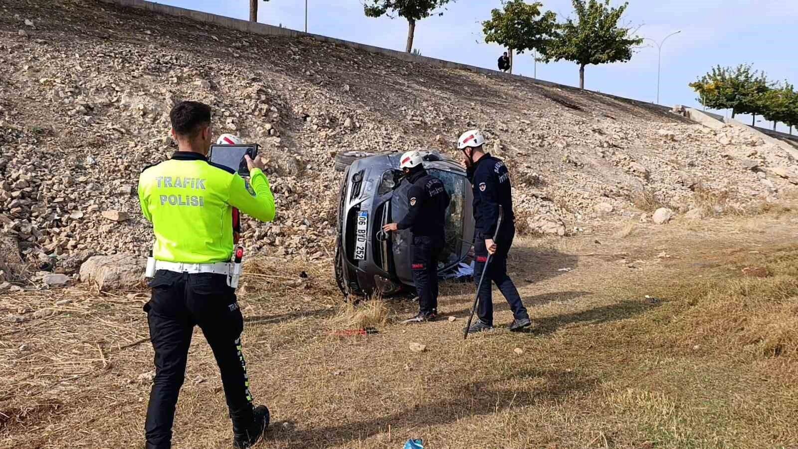 Şanlıurfa’da 06 BYD 252 plakalı Opel şarampole devrilerek 3 kişi yaralandı