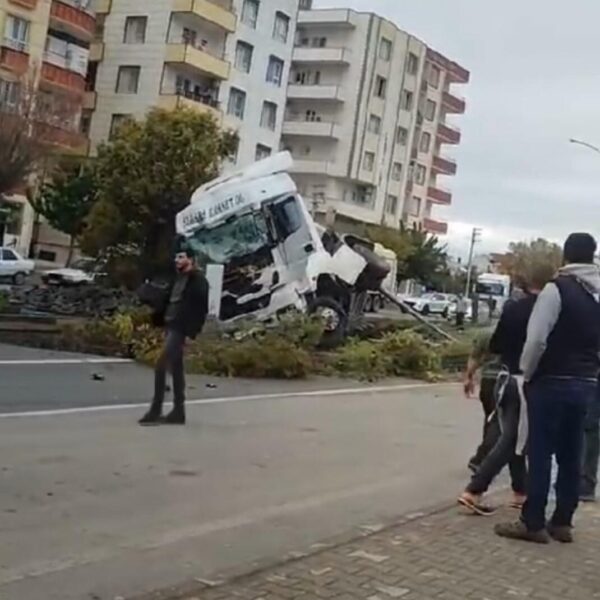 Şanlıurfa-Diyarbakır yolunda tır kazası-2