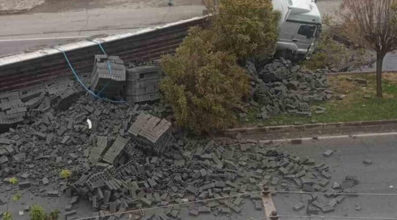 Şanlıurfa'nın Hilvan İlicinde Meydana Gelen Tır Kaza'da Sürücü Yaralandı 1