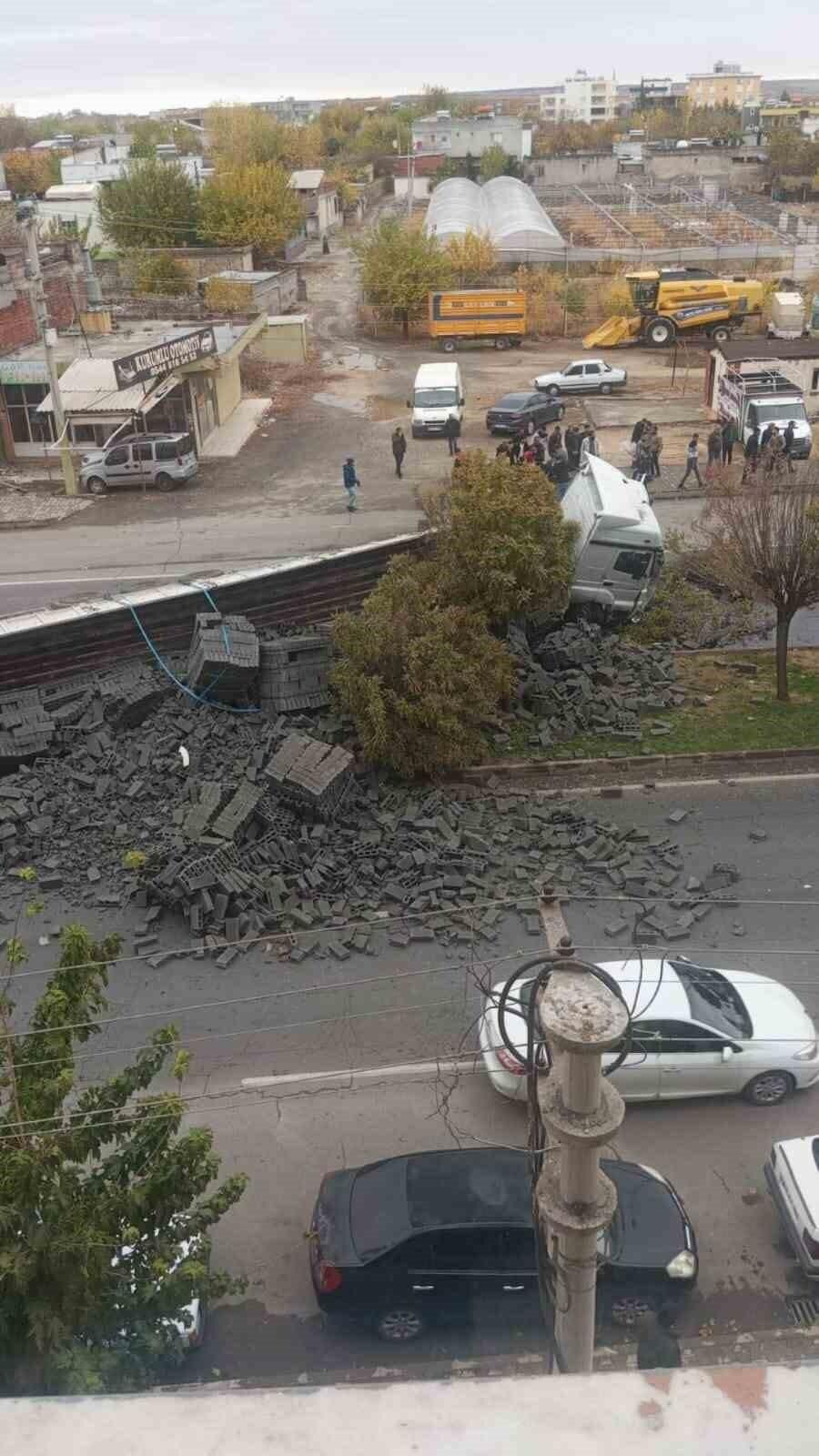 Şanlıurfa’nın Hilvan İlicinde Meydana Gelen Tır Kaza’da Sürücü Yaralandı