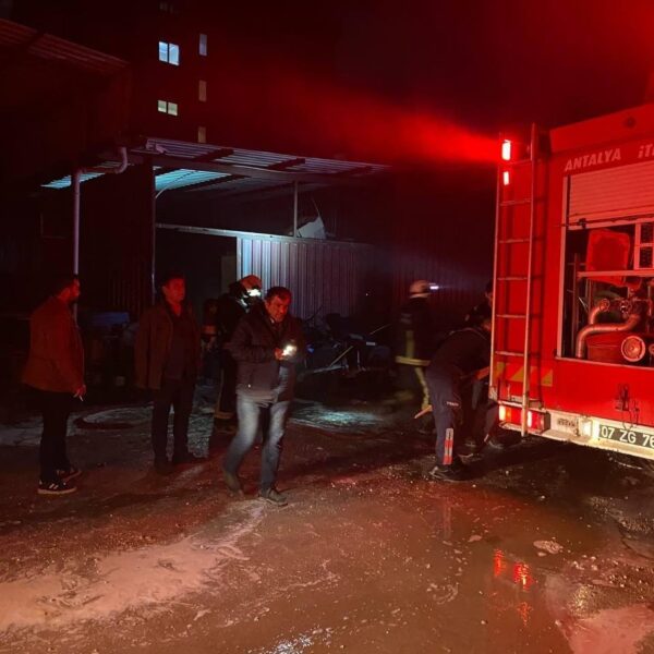 Serik Belediyesi Park ve Bahçeler Müdürlüğü deposunda çıkan yangın-1