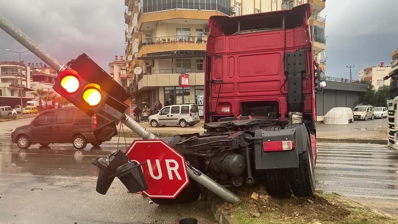 Serik’te Tır Çarpışması: Bir Sürücü Yarası