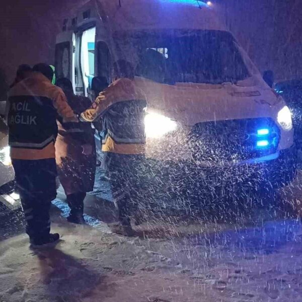 Seydişehir'de kar yağışı nedeniyle meydana gelen trafik kazası.-2