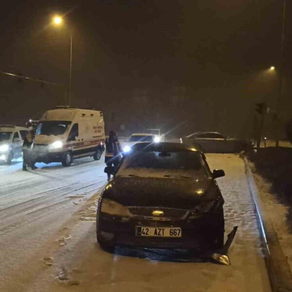 Seydişehir-Konya yolu kar nedeniyle trafiğe kapatıldı.-3