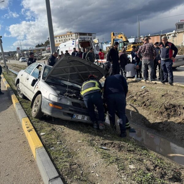 Su kanalına düşen otomobilde 5 kişi yaralandı-3