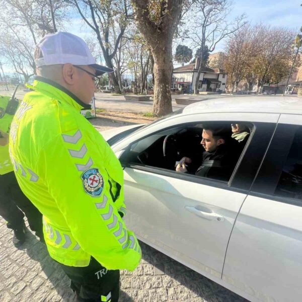 Sürücüler trafik kurallarına dair uyarılıyor-2