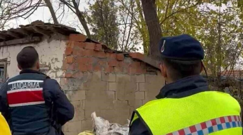 Tekirdağ'da İ.Ö. Ailevi Sorunlar Sonrası Ağaca Çıkıp İpi Boynuna Astı 1