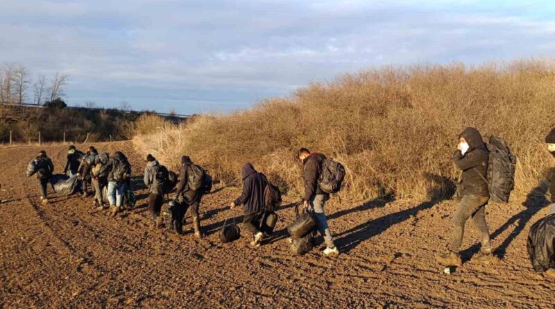 Tekirdağ’da Ergene E-80 Otoyolu’nda 12 Göçmen ve 1 Organizatör Yakalanarak Göçle Mücadele Uygulaması Gerçekleştirildi 1