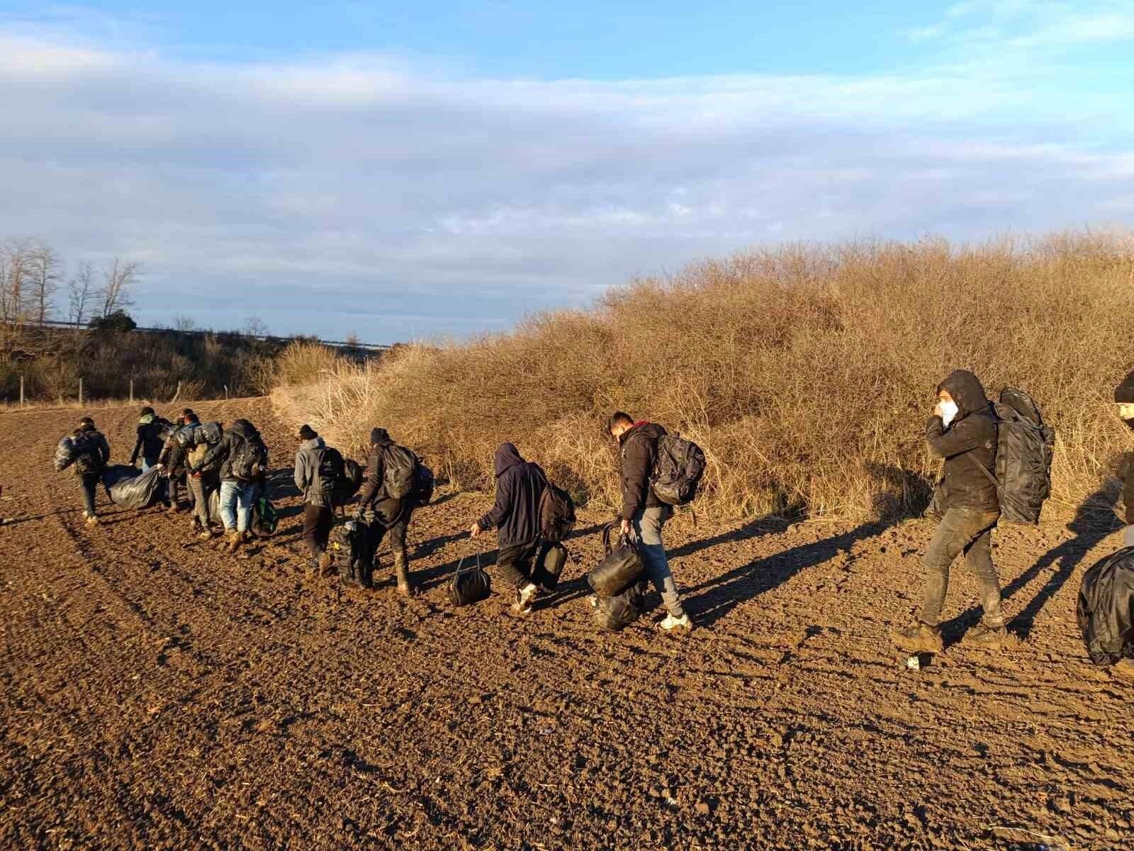 Tekirdağ’da Ergene E-80 Otoyolu’nda 12 Göçmen ve 1 Organizatör Yakalanarak Göçle Mücadele Uygulaması Gerçekleştirildi