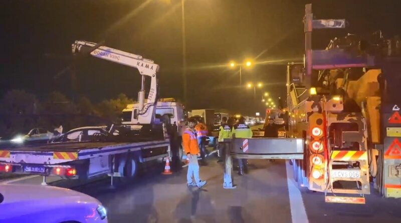 TEM Otoyolu Alikahya Geçişinde Otomobil Refüje Girdi - Sürücü Yaralı 1