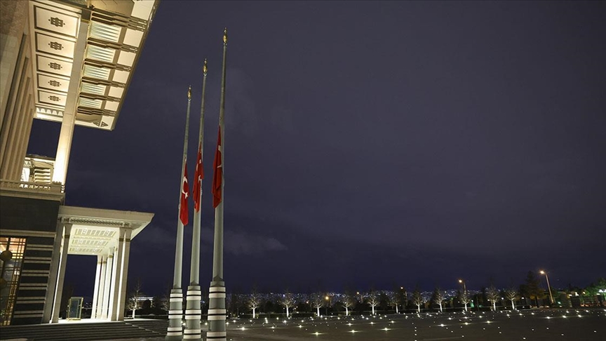 10 Kasım okullarda bayrak ne zaman göndere çekilir